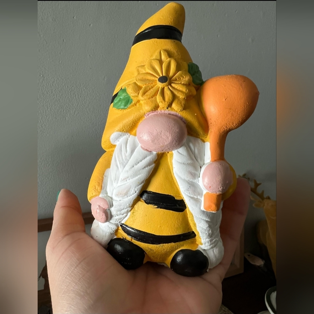 Set of 2 Decorative Bee Gnome Figurines, Resin Ornaments for Garden/Home. - Picture 2 of 4